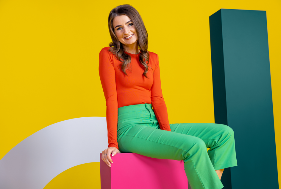 Tógadh Niamh i dteaghlach dátheangach i bPort Mearnóg (Portmarnock) i mBaile Átha Cliath, agus bhí an grá aici don chraoltóireacht i gcónaí