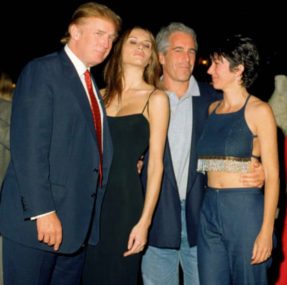Ón chlé - Uachtarán Donald Trump, Melania Trump, Jeffrey Epstein, agus Ghislaine Maxwell sa bhliain 2000. Pictiúr: Davidoff Studios/Getty Images)