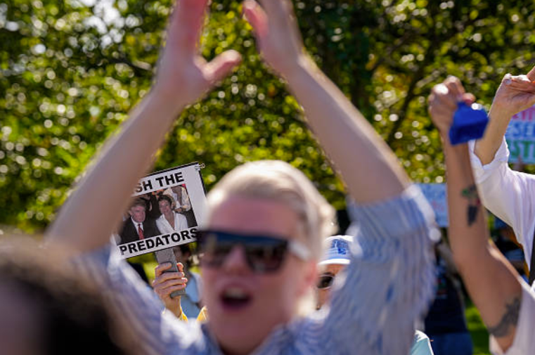 Agóid in aghaidh Trump agus Epstein