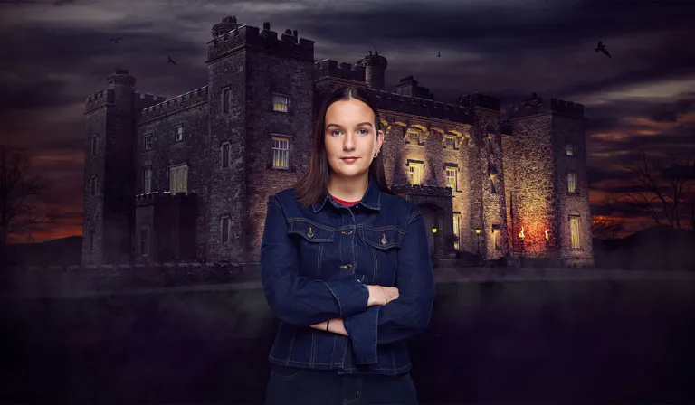 Bhí Kelley gafa idir an dá dhream ar dtús