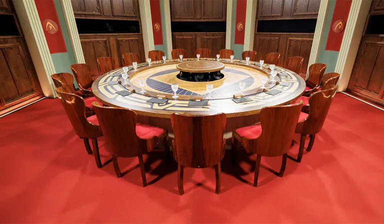 Bhí sceitimíní ag an mbord cruinn