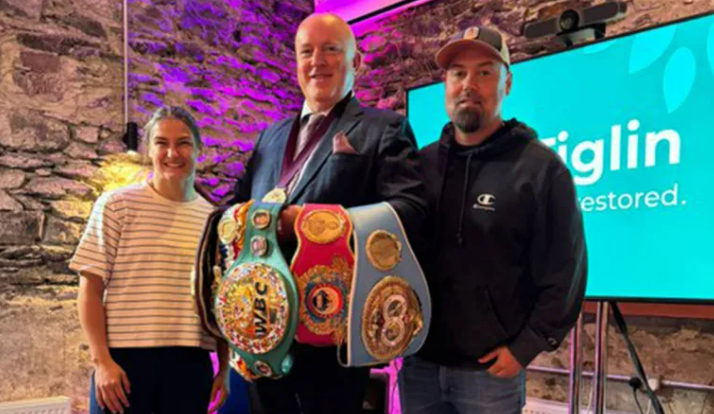 Katie Taylor (ar chlé), Seanadóir Aubrey McCarthy (lár) agus fear céile Katie Taylor (ar dheis) ag Tiglin. Pic: Seanadóir Aubrey McCarthy ar X

