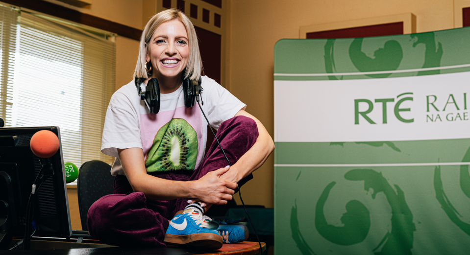 Beidh Máire Treasa Ní Dhubhghaill ar ais ar Raidió na Gaeltachta le sraith nua de Pé Scéal É