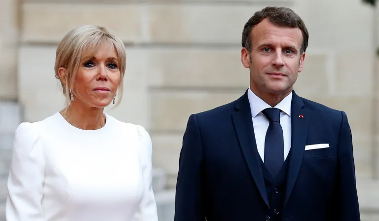 Uachtarán na Fraince Emmanuel Macron agus a bhean chéile Brigitte Macron. Pictiúr: Chesnot/Getty Images