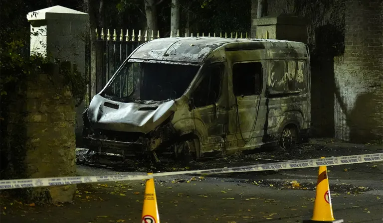 Gortaíodh bean gharda amháin, agus dúirt na gardaí go mbeidh tuilleadh gabhálacha agus cúiseamh ann