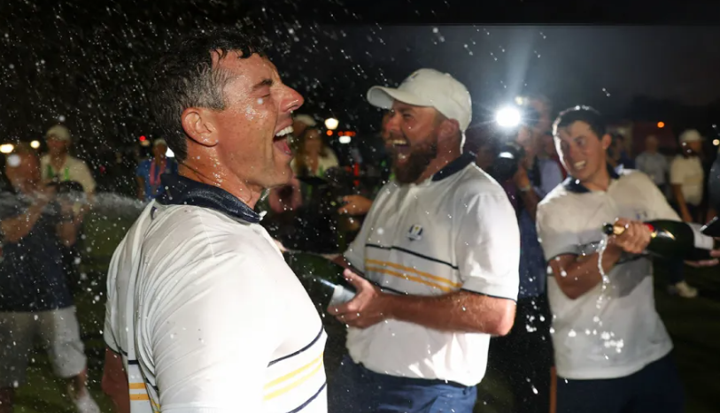 Rory McIlroy, Shane Lowry, agus Foireann na hEorpa ag ceiliúradh an Chorn Ryder a bhucaint. Pictiúr: Getty Images