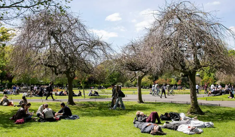 Tá Óstán Westbury cúpla céim ó Fhaiche Stiabhna. Pictiúr: Collins