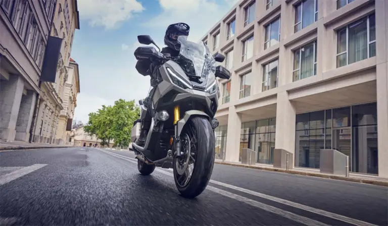  Tá an stóras faoin suíochán chomh mór gur féidir siopadóireacht do theaghlach beag a chur ann