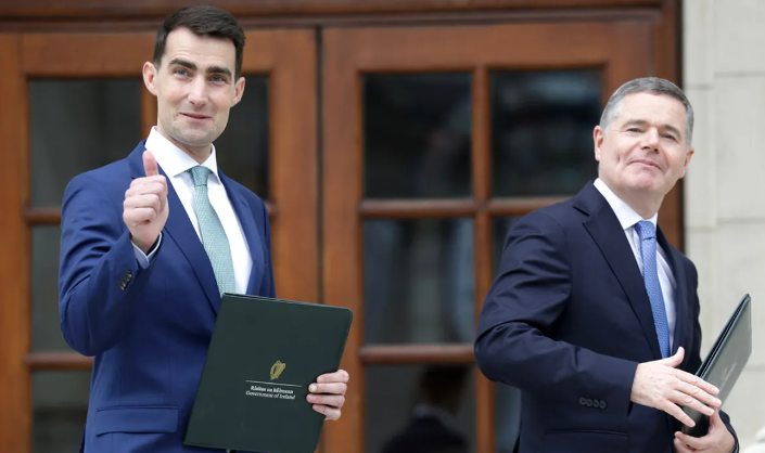 An tAire Airgeadais Jack Chambers agus an tAire Caiteachais Phoiblí Paschal Donohoe ag labhairt leis na meáin lasmuigh de Thithe an Rialtais, Baile Átha Cliath, roimh an mBuiséad. Pictiúr: Leah Farrell/RollingNews.ie