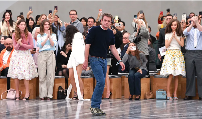 Johnathan Anderson ar an mainicíneacht ardáin ag an Sheó Christian Dior. Pictiúr: Shutterstock