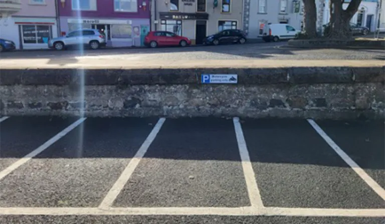 Tá páirceáil tiomnaithe do ghluaisrothair ag muintir álainn Bhaile an Chaistil fiú, a deir Liam Gaskin