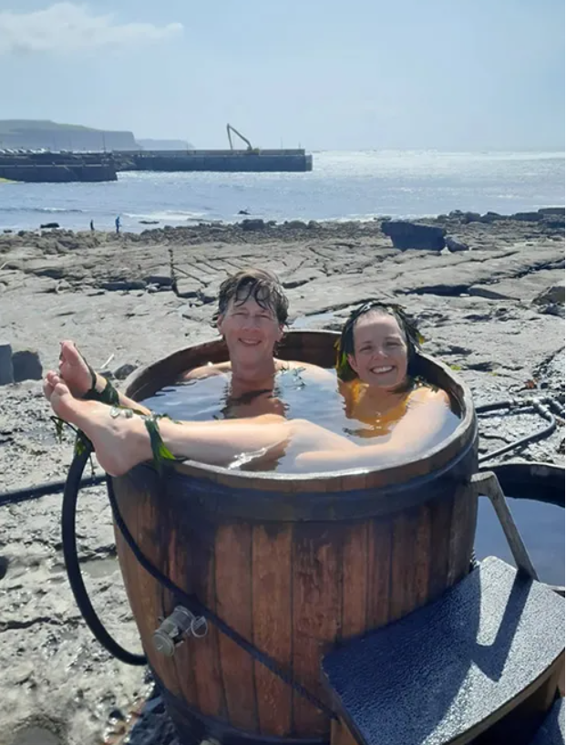 Manchán Magan lena bheann chéile Aisling Rogerson Pictiúr wildatlanticseaweedbaths/Instagram