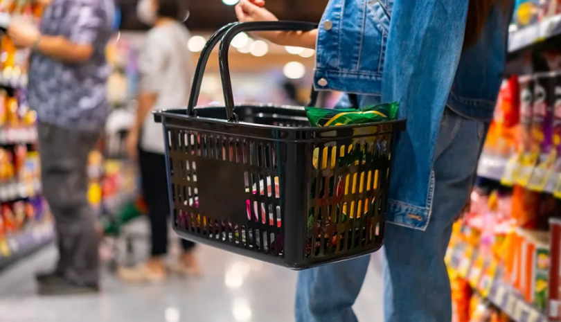 Tá muintir na hÉireann faoi bhrú mar gheall ar phraghsanna grósaera. Pictiúr: Shutterstock