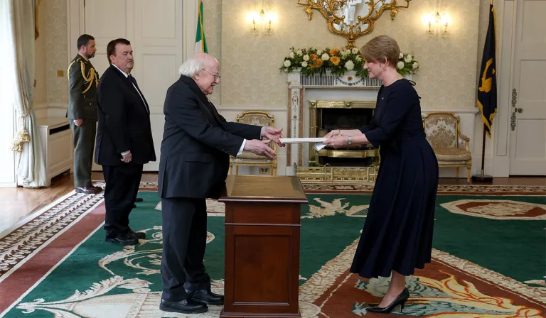 Ag glacadh lena dintiúir (credentials) in Áras an Uachtaráin