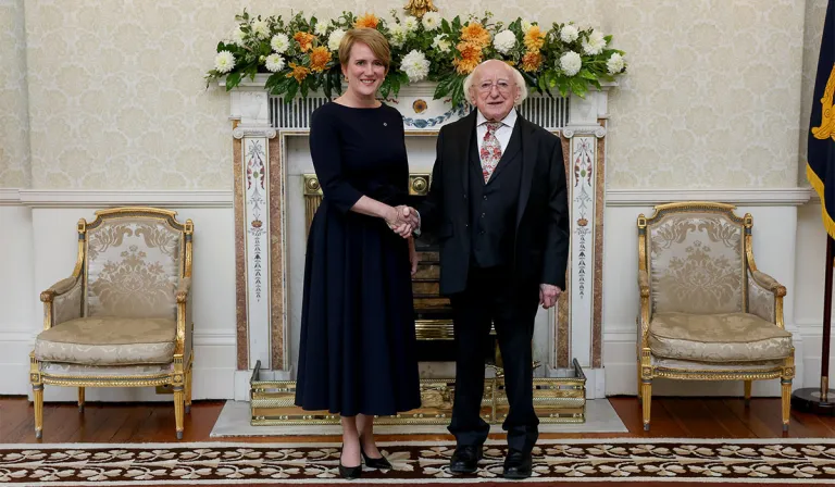 Ambasadóir Kara Owen leisn an Uachtarán Micheál D Ó hUigínn