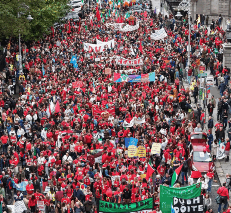 Mórshiúl CEARTA ar son na Gaeilge i mBaile Átha Cliath