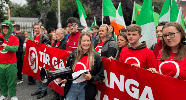 Tá an Ghaeilge ag fás ó thuaidh agus ó dheas den teorainn
