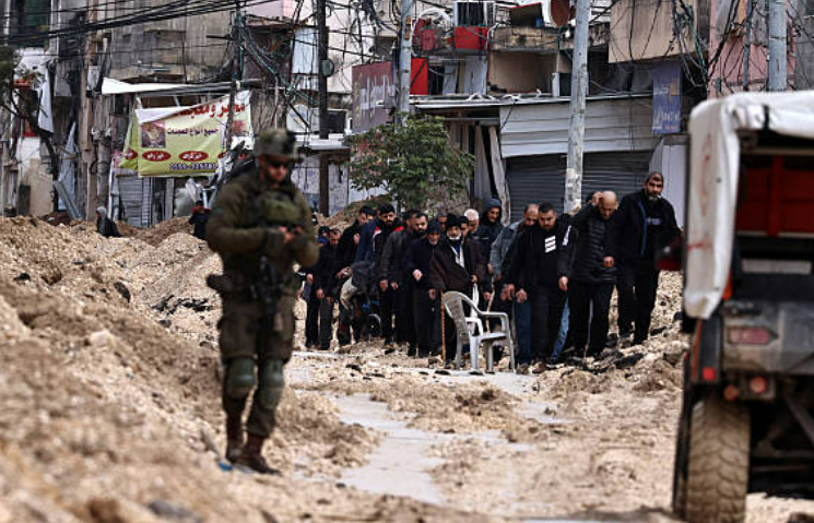 Daoine á n-éigean a dtithe a fhágáil le linn ruathar Iosraelach sa Bhruach Thiar