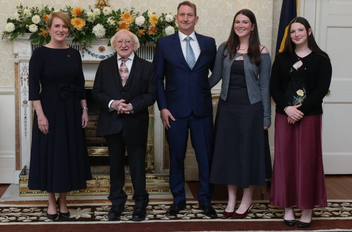 Kara Owen lena fear céile William Tierney agus a n-iníonacha Saoirse agus Líle leis an uachtarán Micheál D Ó hUigínn