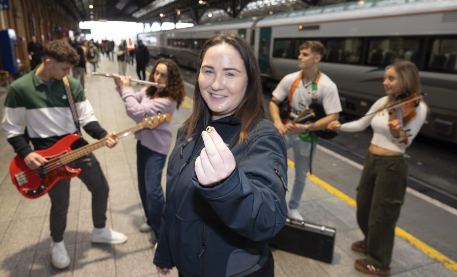 Braitheann beirt as gach triúr (os cionn 65%) an-dearfach faoin nGaeilge a chloisteáil á labhairt ar sheirbhísí Iarnróid Éireann