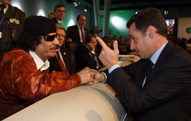 Nicolas Sarkozy le Muammar Gaddafi i 2007