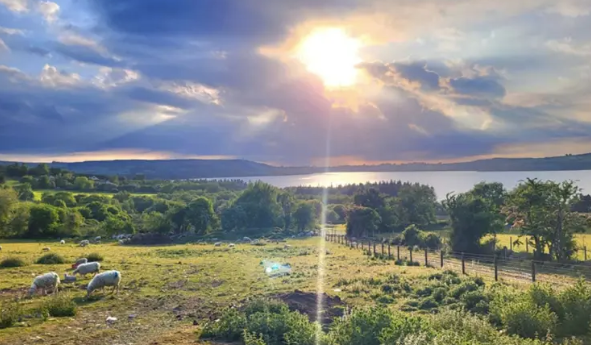 Bhí an loch le feiceáil ar mo thaobh clé