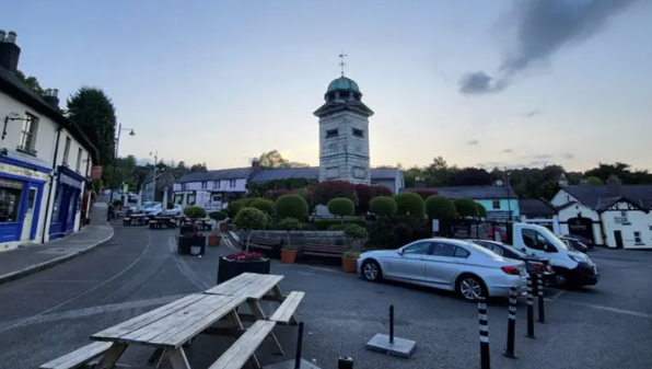 Sráidbhaile Inis Sceire agus an ghrian ag dul síos.