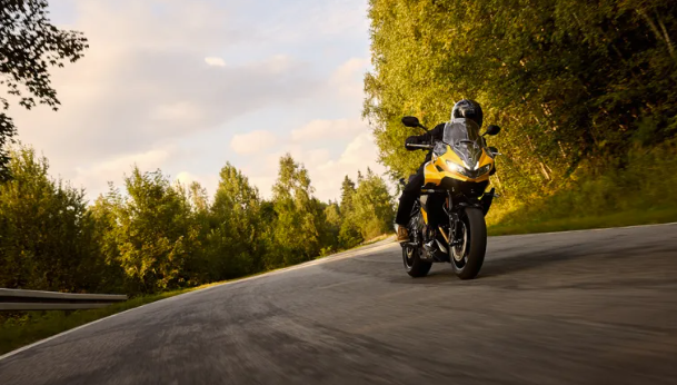 Tá an bealach marcaíochta ar an 800 díreach, rud a thugann mothú smacht iomlán duit ar an meaisín. Pictiúir: Triumph Motorcycles