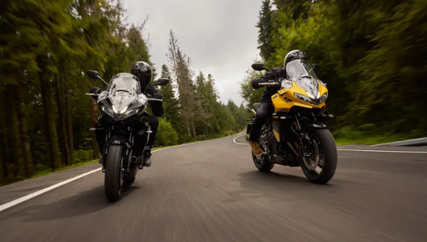 Bhí an giarbhosca le sé luas chomh réidh le síoda.