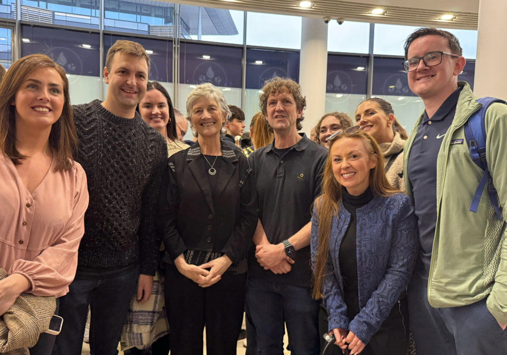 Catherine Connolly le baill Chonradh na Gaeilge ag Oireachtas na Samhna