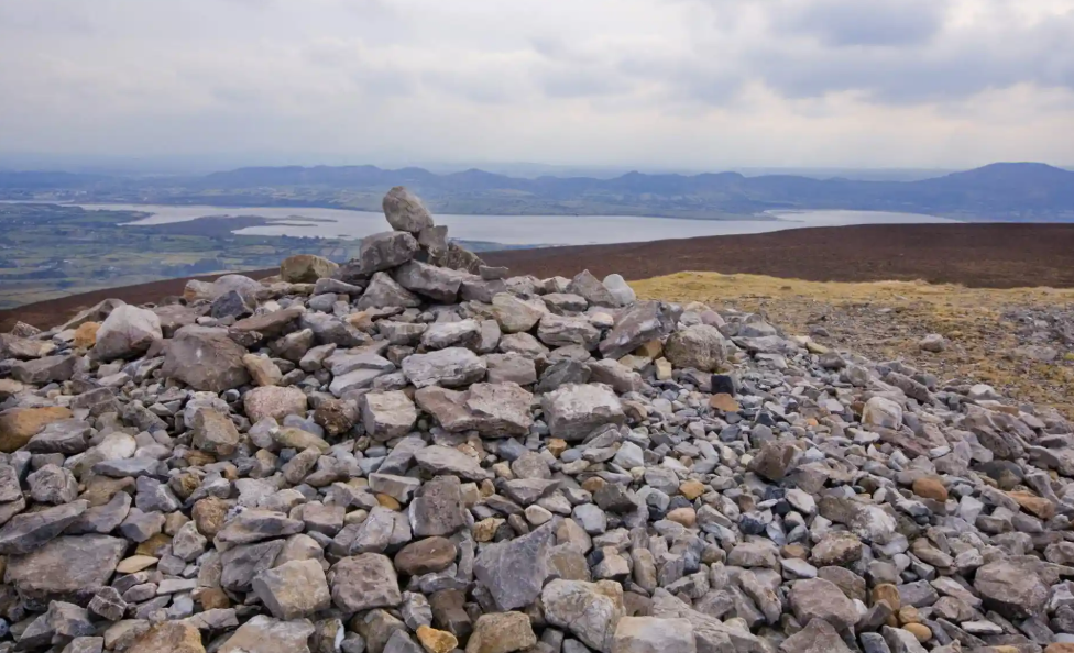 Síneann stair Shligigh siar go dtí ré na réamhstaire. Tá tuamaí meigiliteacha sa réigiún atá níos sine ná na Pirimidí san Éigipt