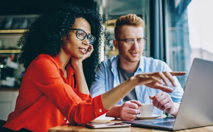 Tá an tsamhail in ann téacs a aistriú, a achoimriú, agus a thuiscint sa dá theanga