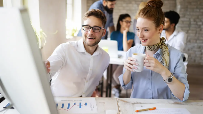 Is samhail mhór dhátheangach í Qomhra, oilte ar an nGaeilge agus ar an mBéarla