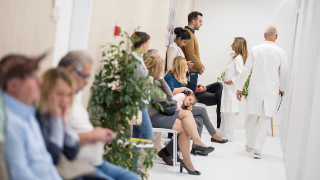 D’fhéadfadh iarmhairtí (consequences) tromchúiseacha a bheith ann do na hothair agus do chórais sláinte phoiblí ar fud an domhain mar gheall ar seo