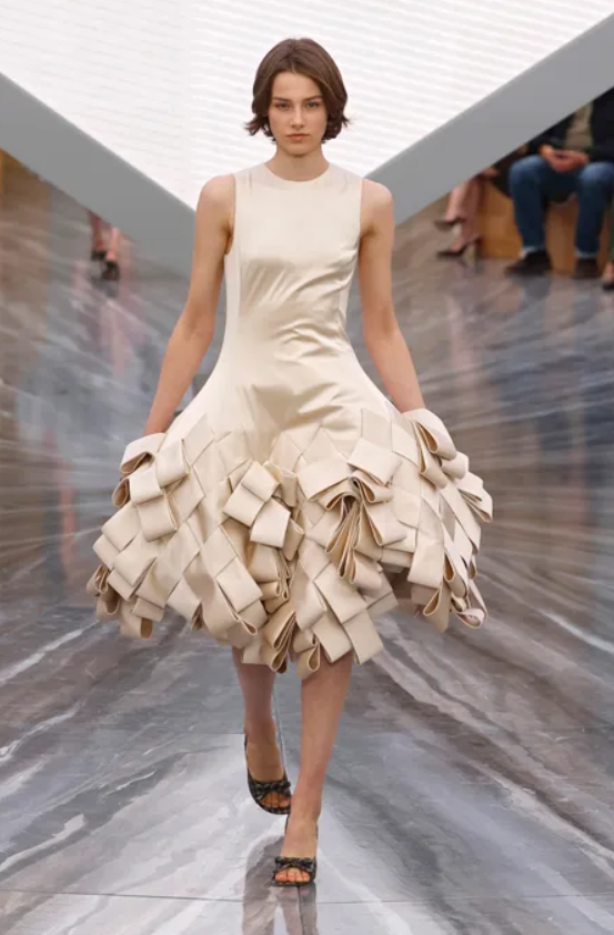 Siúlann mainicín an rúidbhealach le linn Seó do Mhná Christian Dior Earrach Samhradh 2026. Pictiúr: Getty Images