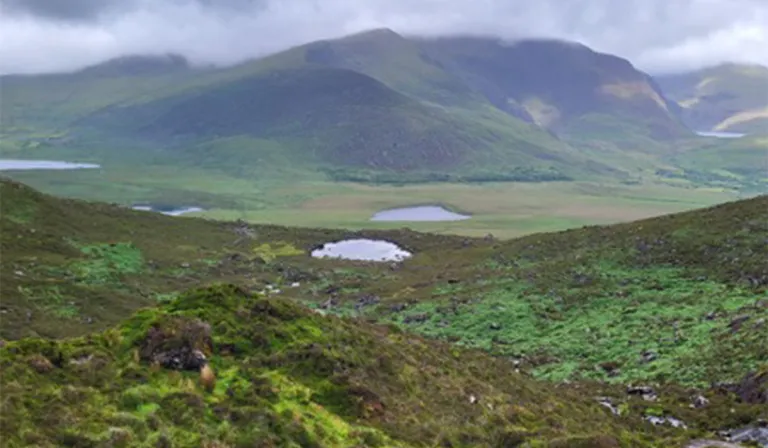 Beidh radharc iontach agat ar roinnt lochanna coire ar thaobh amháin. Pictiúir: Liam Gaskin