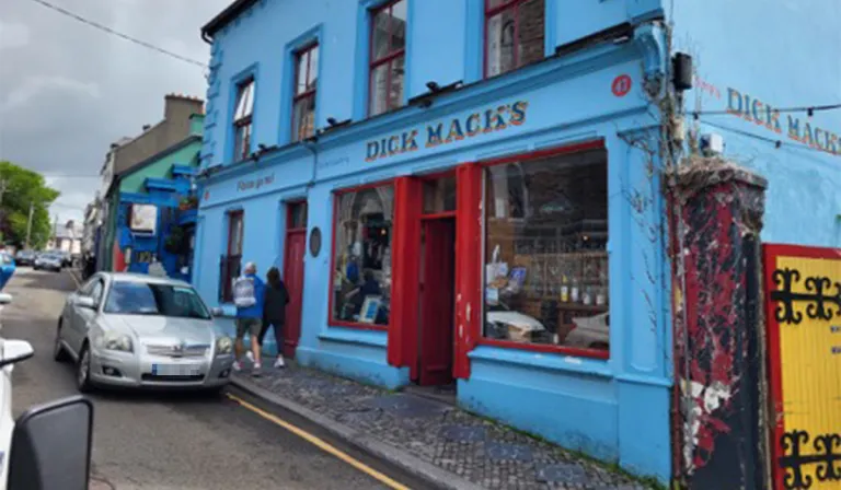 Bunaíodh Dick Mack’s sa bhliain 1899. Tabhair faoi deara cé chomh géar is atá an bóthar.