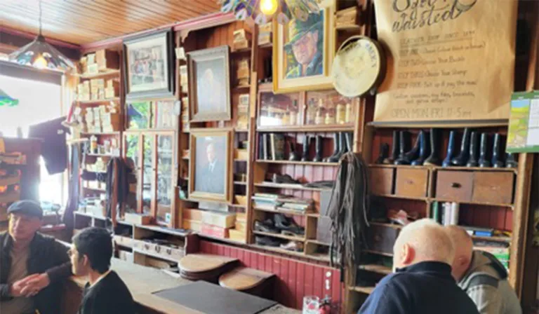 D’fhéadfá péire bróg a phiocadh suas agus tú ag baint taitnimh as pionta de dheoch féin Dick Mack