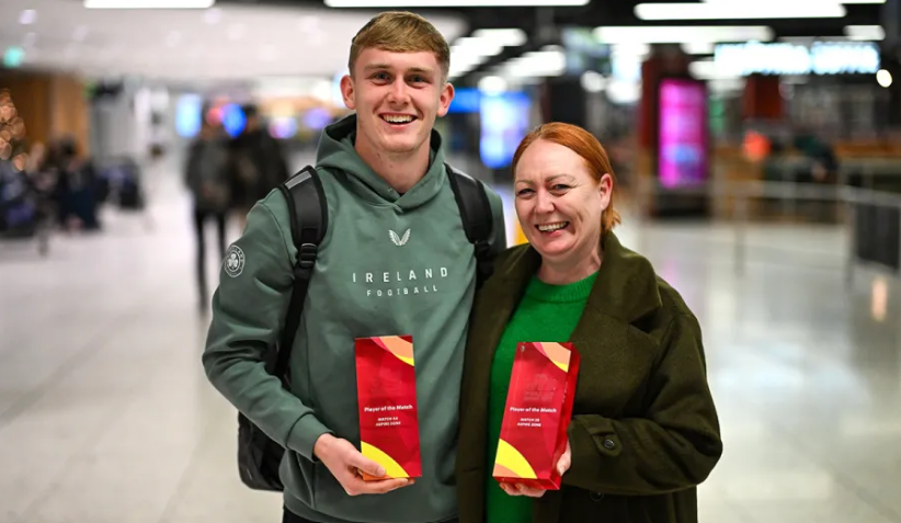 Michael Noonan agus a mhathair Sandie ag sealbhu a dha ghradam imreoir an chluiche. Pictiur Stephen McCarthySportsfile