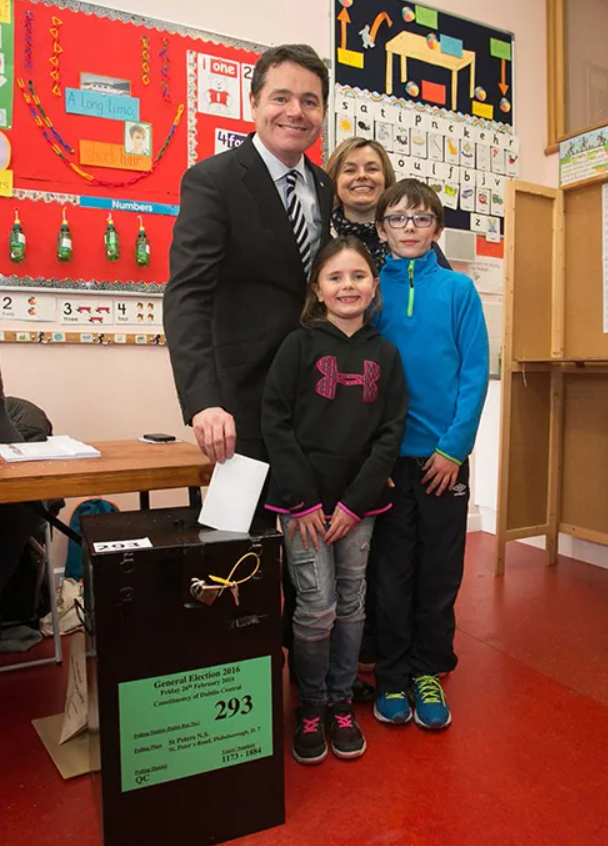 Paschal Donohue agus a clann i mBaile Phib. Pictiur Gareth ChaneyCollins