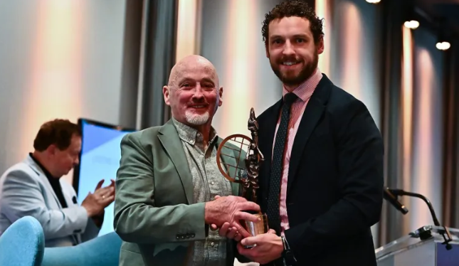 Bronnadh Gradam Saoil ar Hughes in 2024. Pictiúr: Piaras Ó Mídheach/Sportsfile