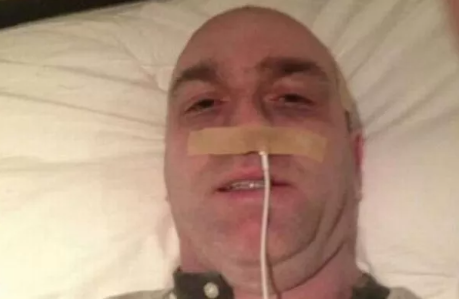 I measc chleasa Carey bhí luchtaire (charger) iPhone suas a shrón aige mar chuid de chleas chun daoine a mhealladh as airgead trí ligean orthu go raibh ailse air