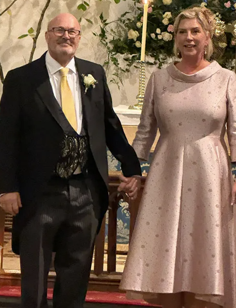 Tugtar Bantiarna Digby ar Sarah anois, tar éis di an milliúnaí Lord Henry Digby, Barún Uíbh Fhailí, a phósadh