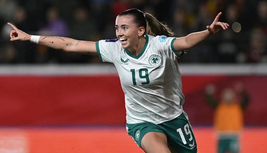 Abbie Larkin ag scóráil an chúl d’fhoireann na hÉireann