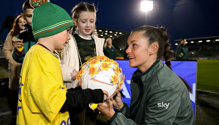 Caitlin Hayes le Tommy Grant agus a deirfiúr Shannon. Pictiúr: Stephen McCarthy/Sportsfile

