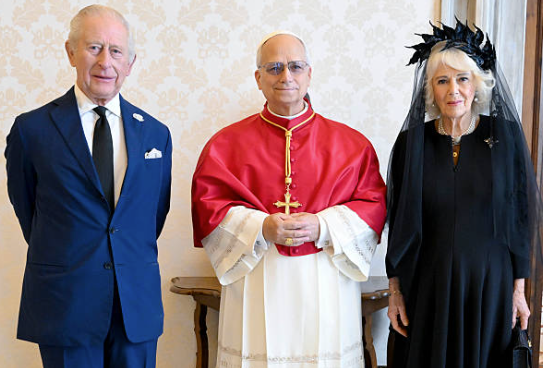 An rí Séarlas agus an bhanríon Camilla leis an bpápa