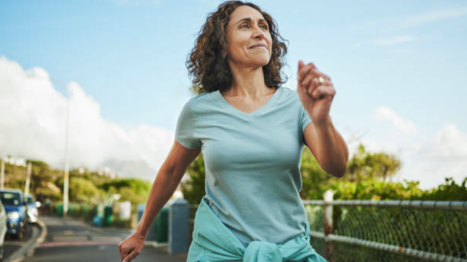 Sa phlean déanann tú trí nóiméad siúl go mall, agus trí nóiméad siúl go tapa