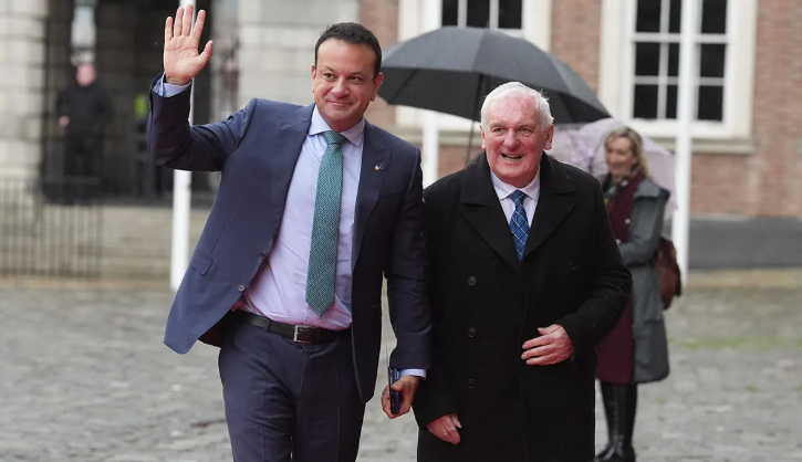 Bhuail Leo Varadkar agus Bertie Ahern le chéile sa chlós. Pictiúr: Brian Lawless/PA Wire