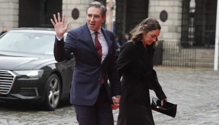 Tháinig Simon Harris lena bhean chéile Caoimhe. Pictiúr: Brian Lawless/PA Wire