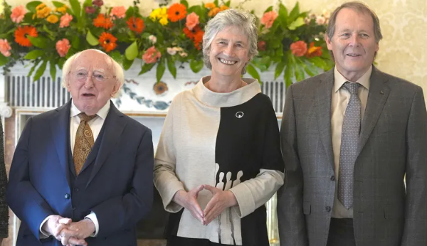 Roghnaigh sí barr ó bhranda Éireannach NAYA le muineál tonnadóir agus muinchillí fada